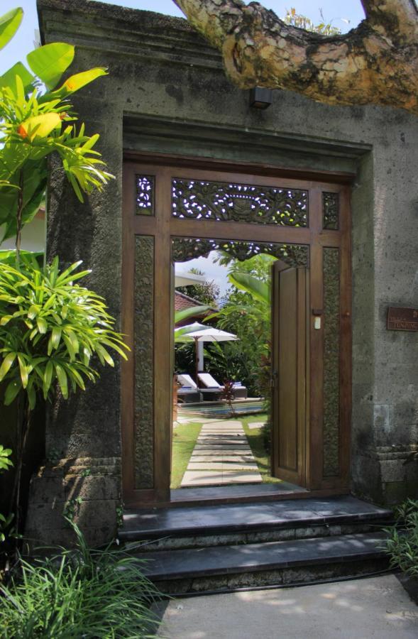 Sagara Villas And Suites Sanur By Ahm Exterior foto Entrance to a villa at the resort