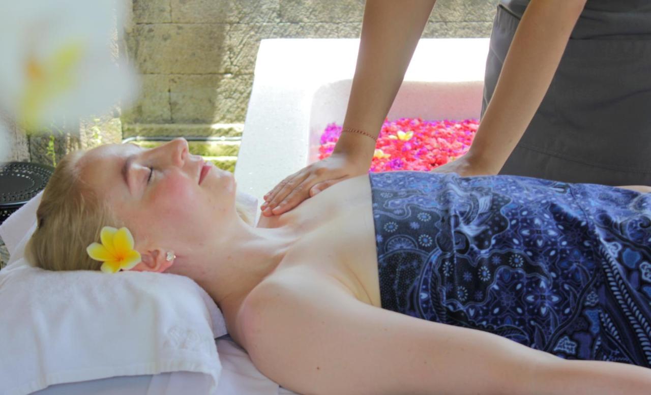 Sagara Villas And Suites Sanur By Ahm Exterior foto A woman receiving a massage